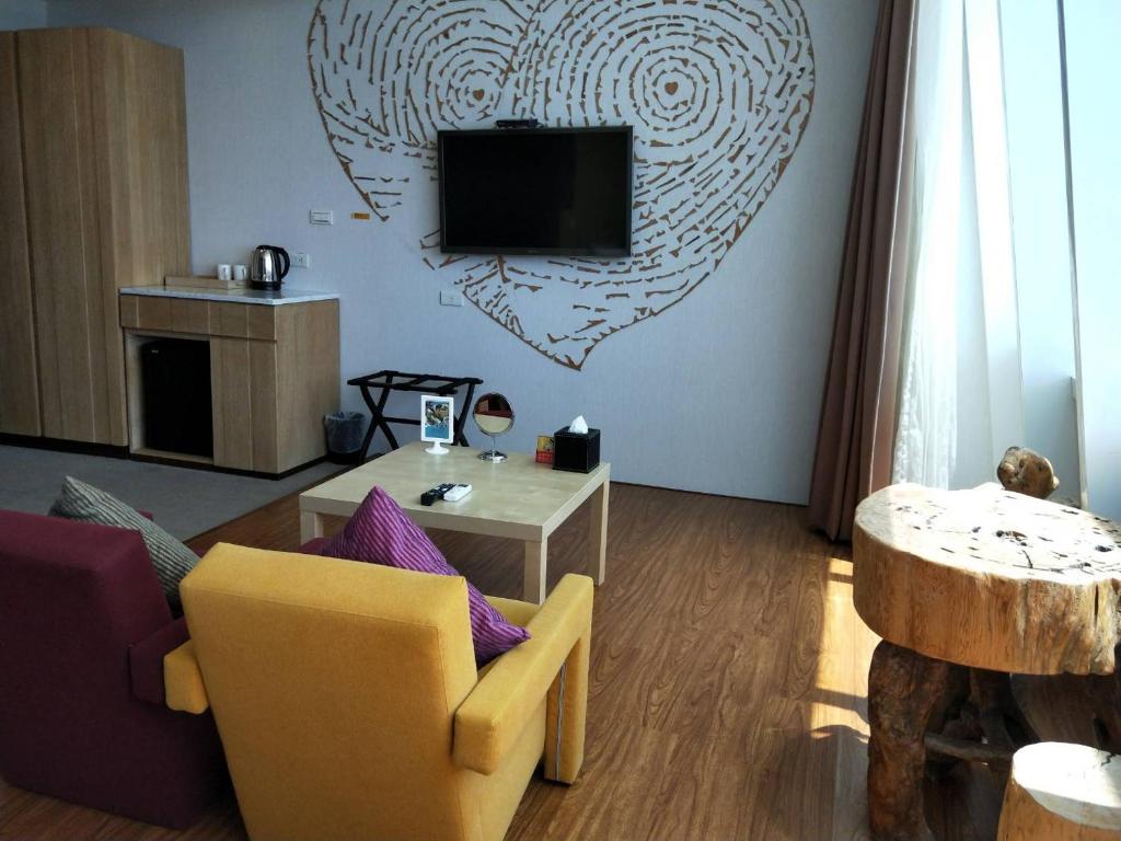 a living room with a heart on the wall at In Young Hotel in Kaohsiung