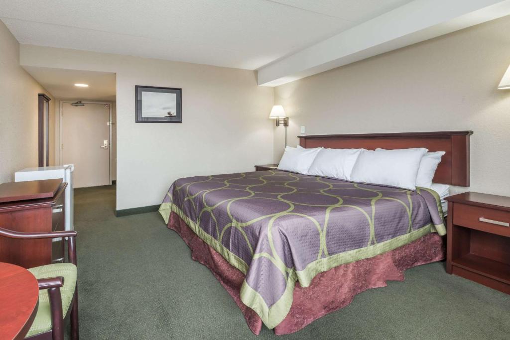 Postel nebo postele na pokoji v ubytování Super 8 by Wyndham Mississauga