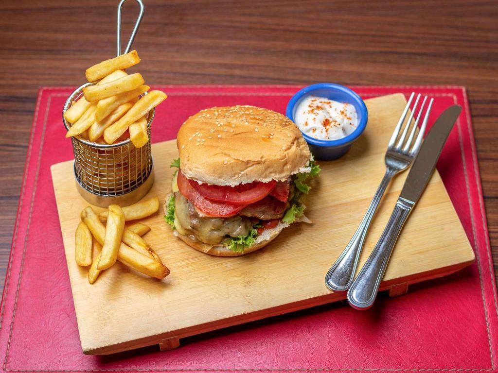 Comida en o cerca de este hotel