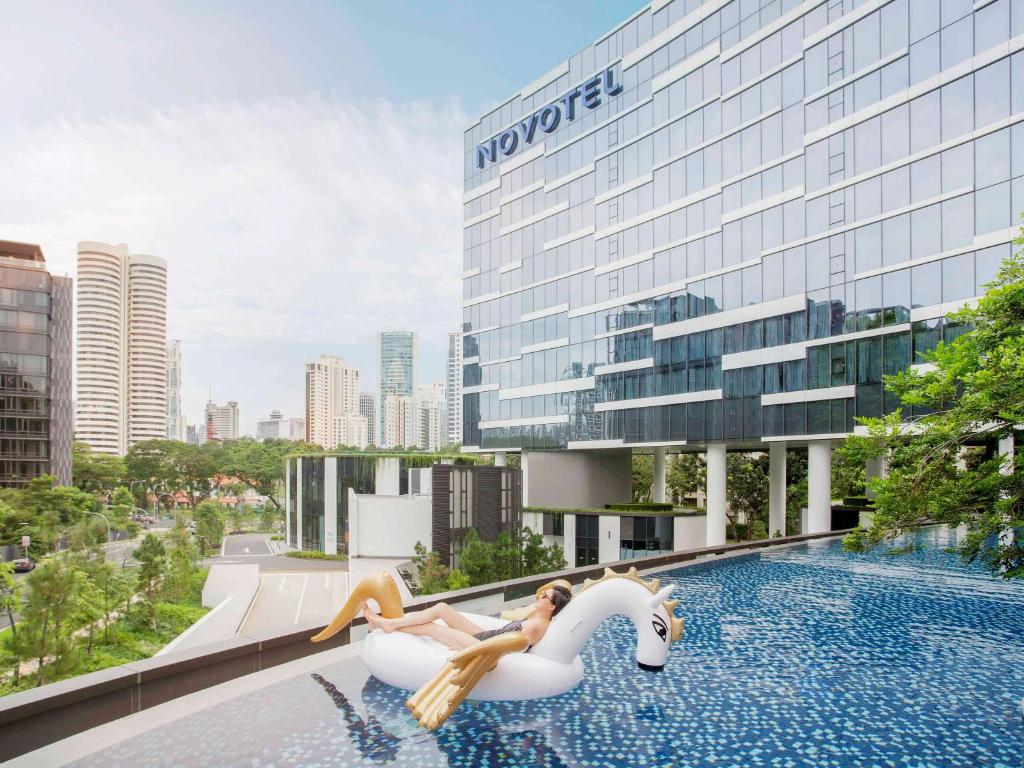 المسبح في نوفوتيل سنغافورة أون ستيفنز أو بالجوار