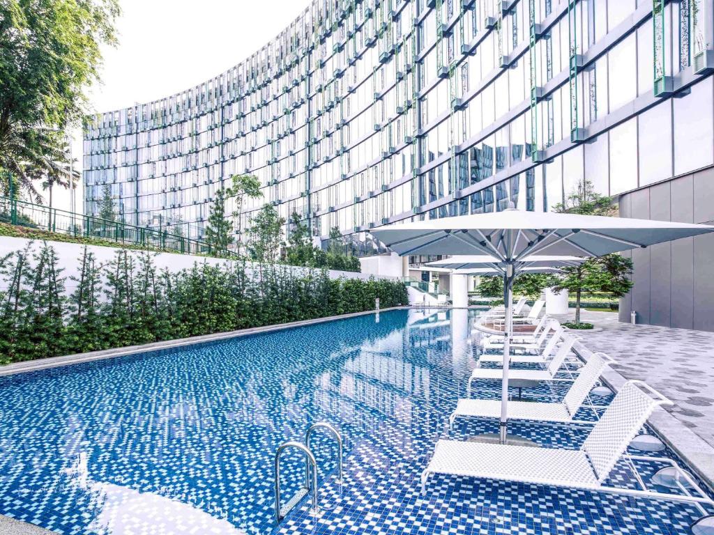 Swimming pool sa o malapit sa Mercure Singapore On Stevens