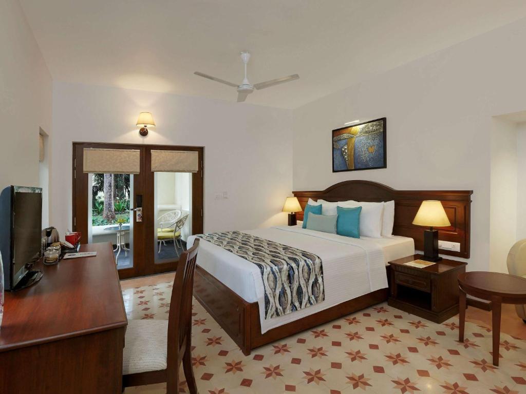 Postel nebo postele na pokoji v ubytování Novotel Goa Dona Sylvia Resort