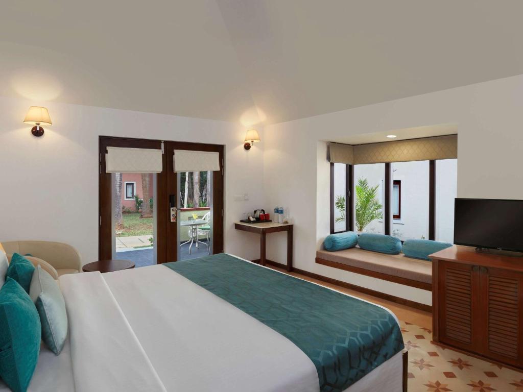 Postel nebo postele na pokoji v ubytování Novotel Goa Dona Sylvia Resort