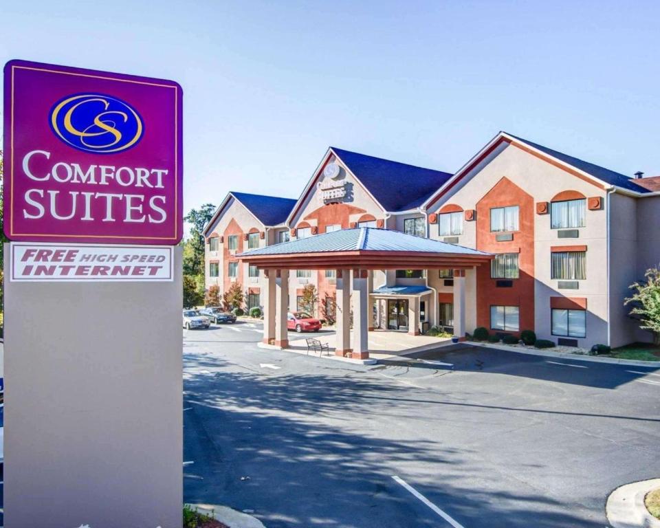 ein Schild vor einem Gebäude mit einem Hotel in der Unterkunft Comfort Suites Northside Hospital Gwinnett in Lawrenceville