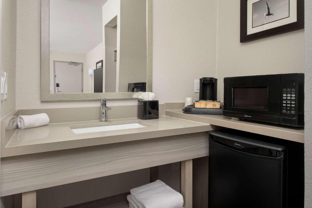 Quality Inn Atlantic Beach-Mayo Clinic Jax Area photo