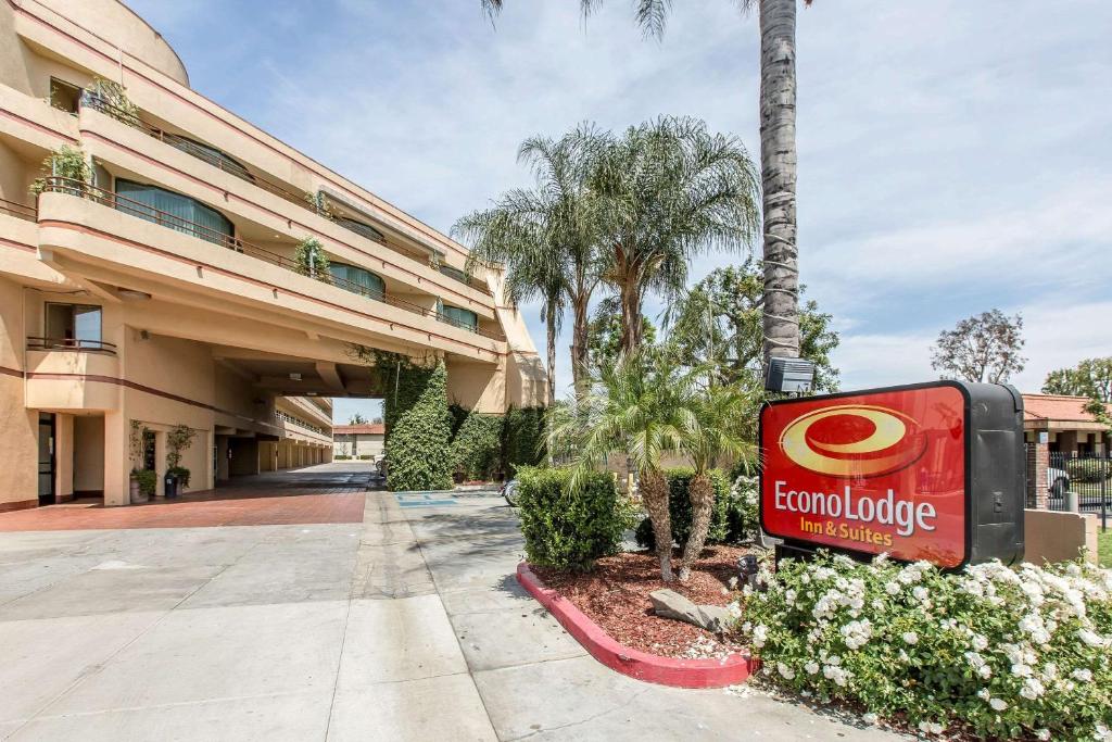 a hotel sign in front of a building at Econo Lodge Inn & Suites Riverside - Corona in Riverside