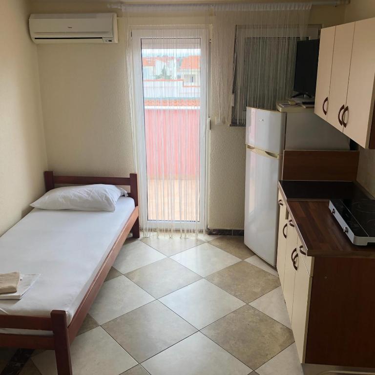 Kuchyň nebo kuchyňský kout v ubytování Ari Apartments
