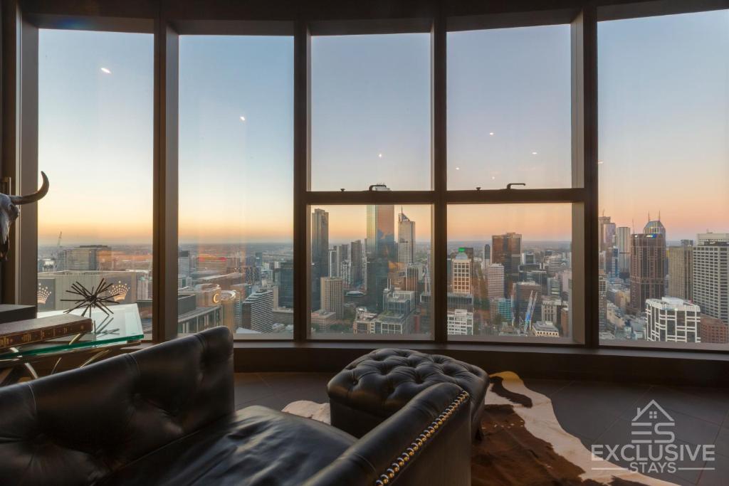 ein Wohnzimmer mit Stadtblick in der Unterkunft Exclusive Stays - Prima Tower in Melbourne