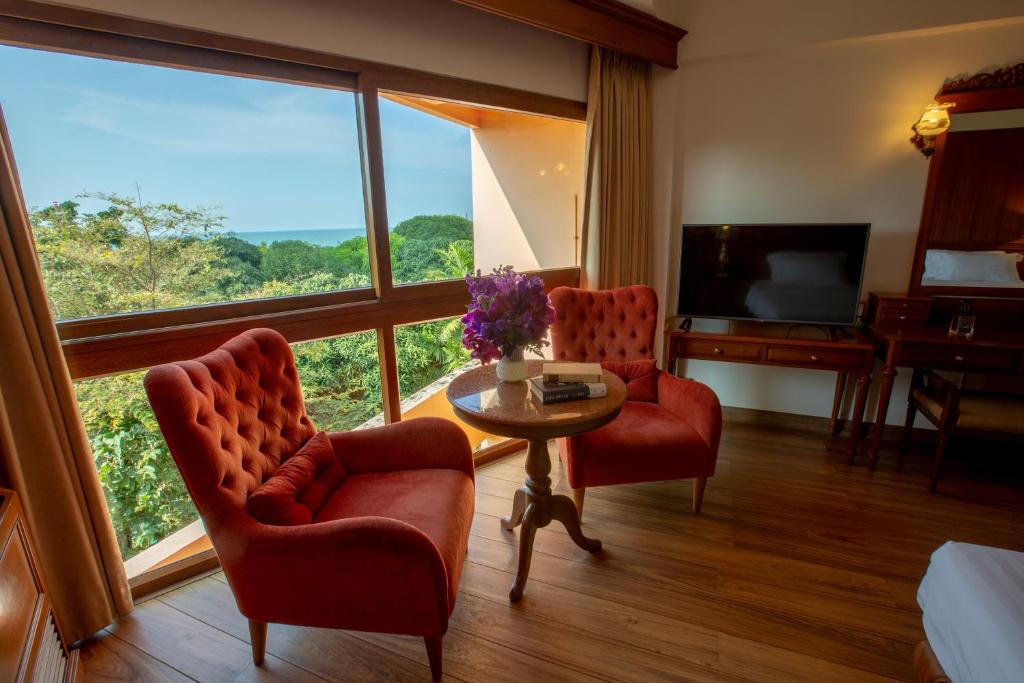 TV a/nebo společenská místnost v ubytování Sailom Hotel Hua Hin - SHA Extra Plus