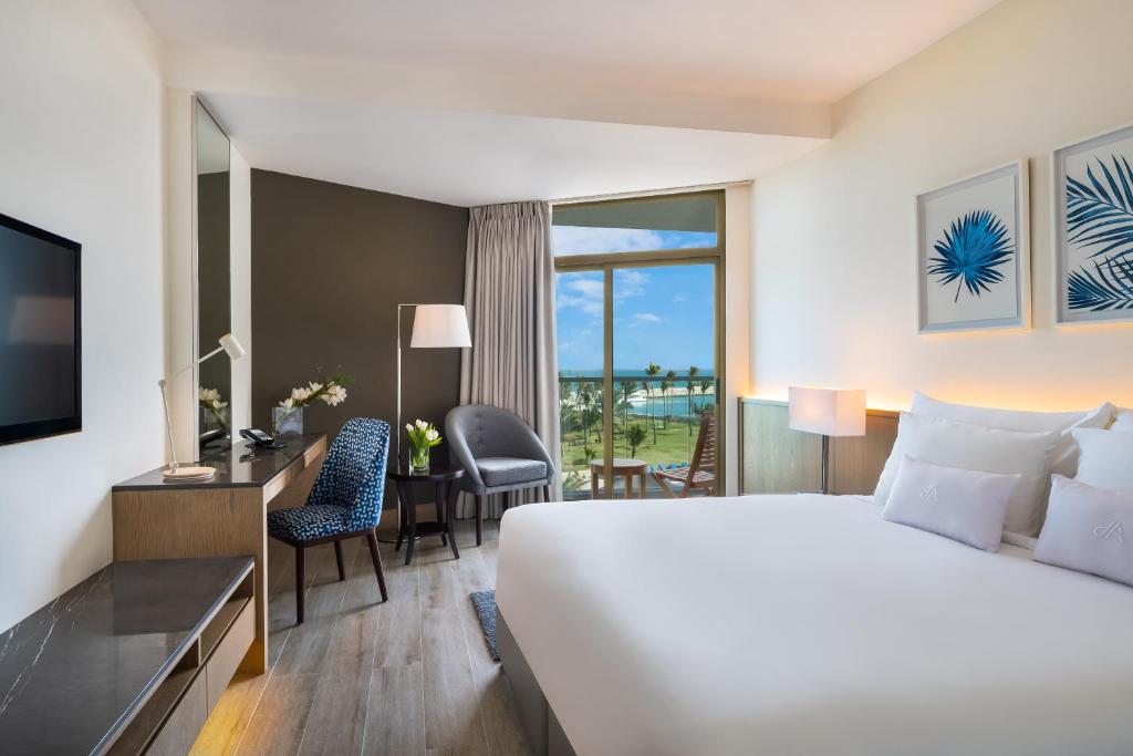 Postel nebo postele na pokoji v ubytování JA Beach Hotel, Dubai