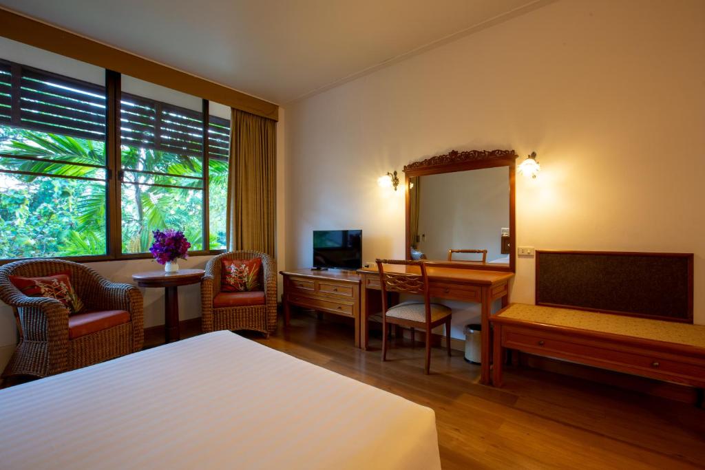 TV a/nebo společenská místnost v ubytování Sailom Hotel Hua Hin - SHA Extra Plus