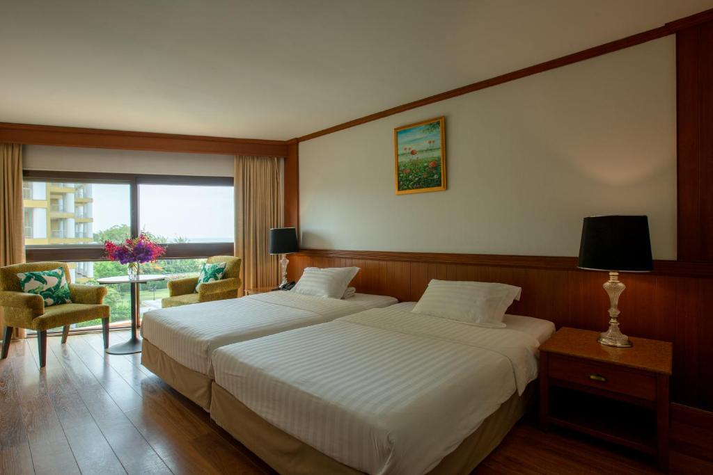 Postel nebo postele na pokoji v ubytování Sailom Hotel Hua Hin - SHA Extra Plus