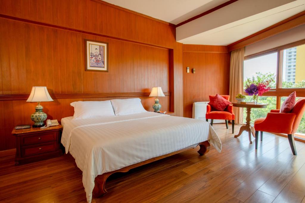 Postel nebo postele na pokoji v ubytování Sailom Hotel Hua Hin - SHA Extra Plus