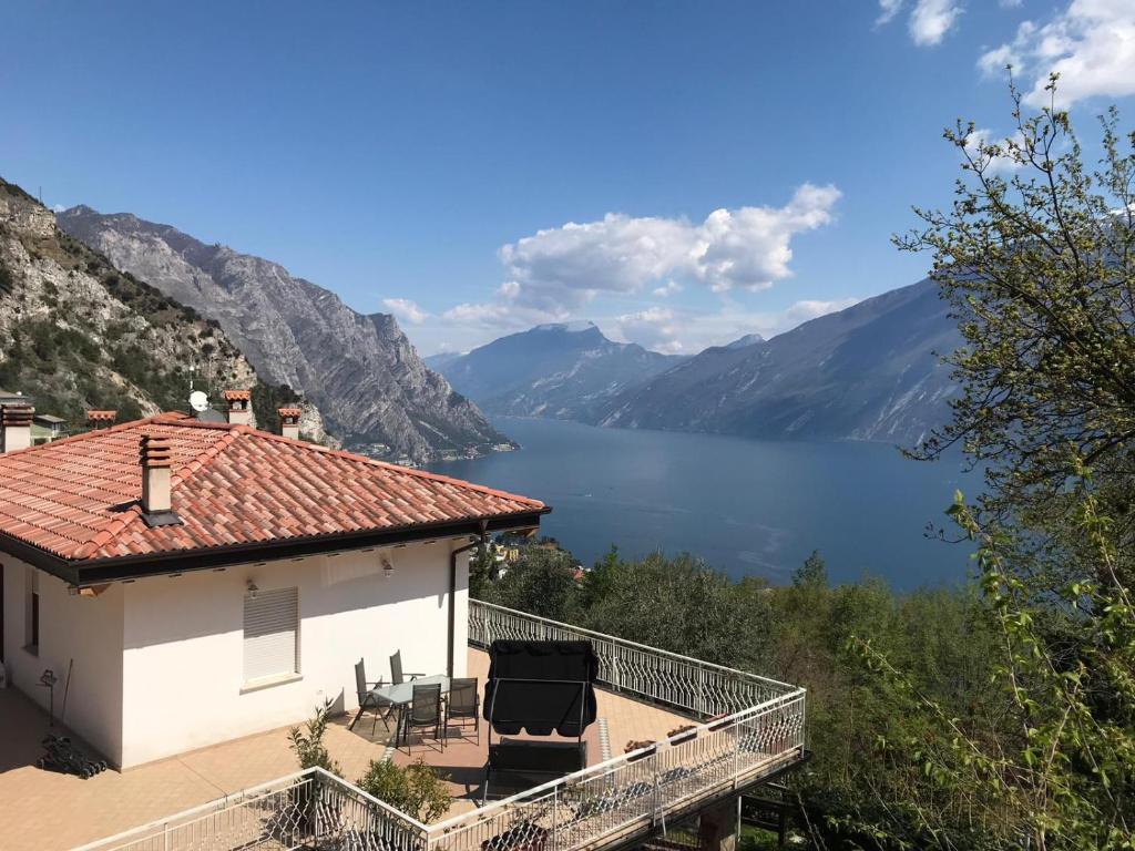 dom z balkonem z widokiem na jezioro w obiekcie casa Panoramica w Tremosine Sul Garda