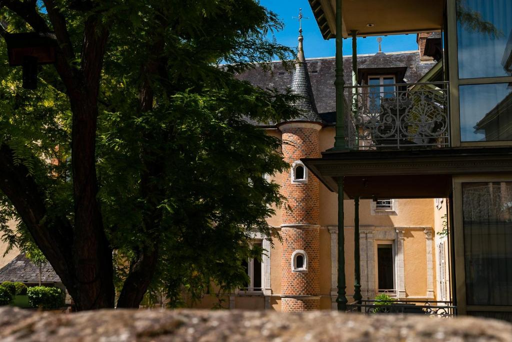 ein Gebäude mit einem Baum davor in der Unterkunft Grand Hôtel du Lion d'Or in Romorantin