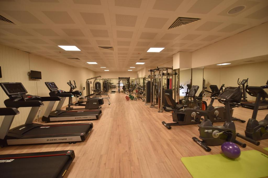 Fitness centrum a/nebo fitness zařízení v ubytování NEW KARAMAN HOTEL
