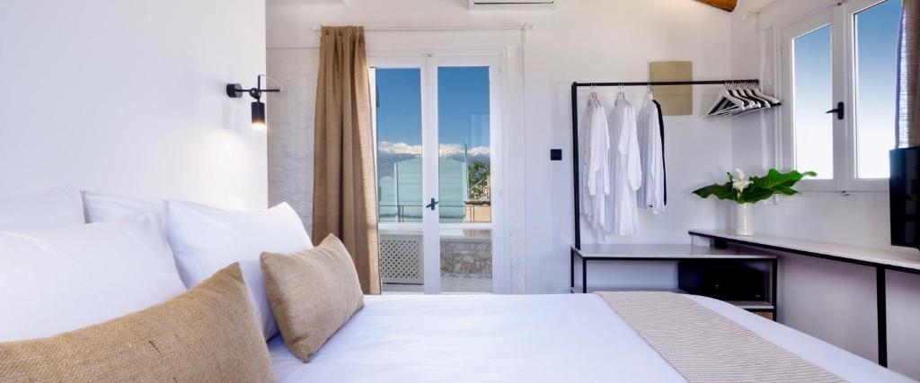 מיטה או מיטות בחדר ב-Almyrida Sands luxury stone villa
