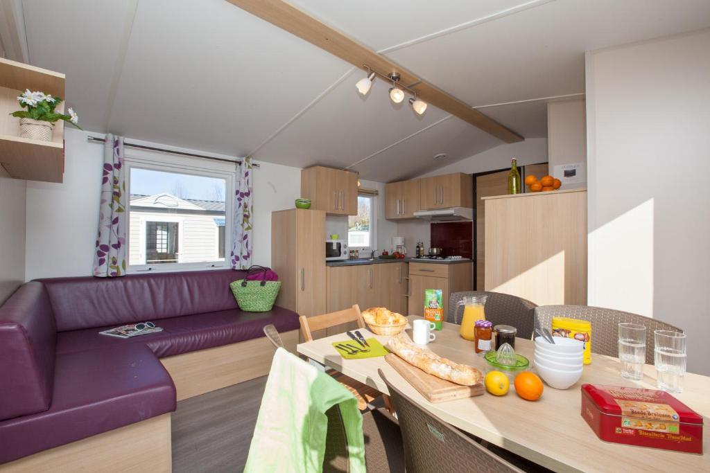 Kuchyň nebo kuchyňský kout v ubytování Camping Emeraude