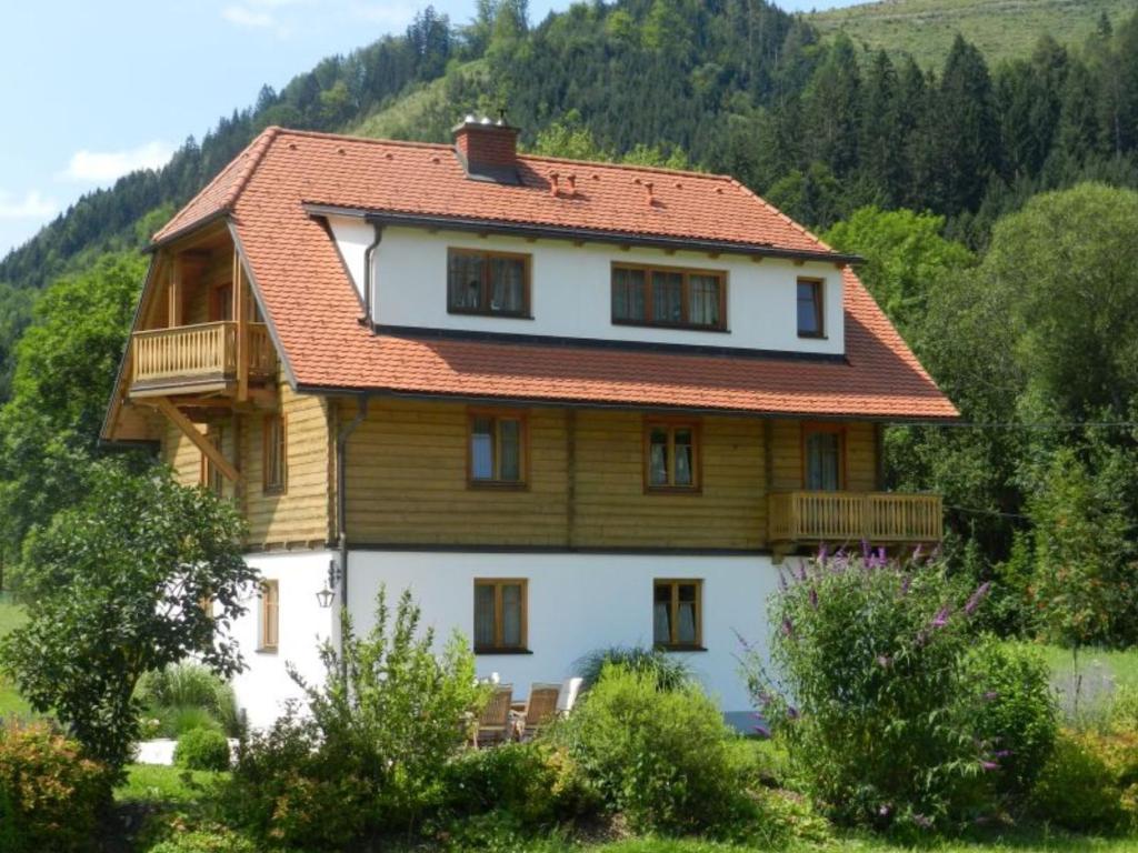 Nespecifikovaný výhled na hory nebo výhled na hory při pohledu z penzionu – hostince
