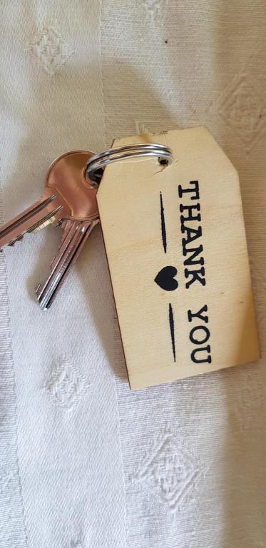 a tag on a napkin with a bunch of keys at B&B The Project in Heerlen
