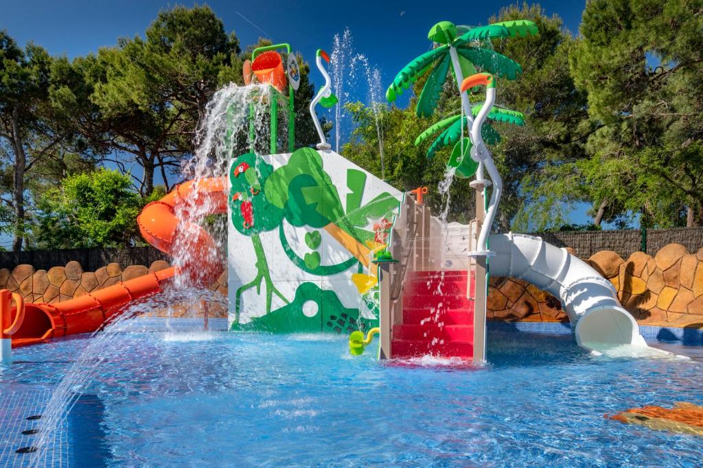 un parque acuático con un tobogán de agua en una piscina en Camping Solmar, en Blanes