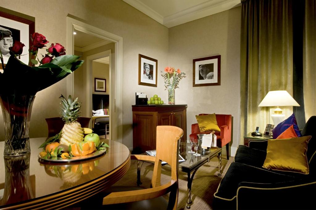A seating area at Hotel dei Mellini