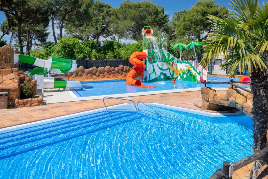 Bazén v ubytování Camping Solmar nebo v jeho okolí