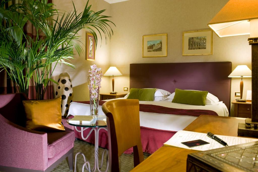 A bed or beds in a room at Hotel dei Mellini