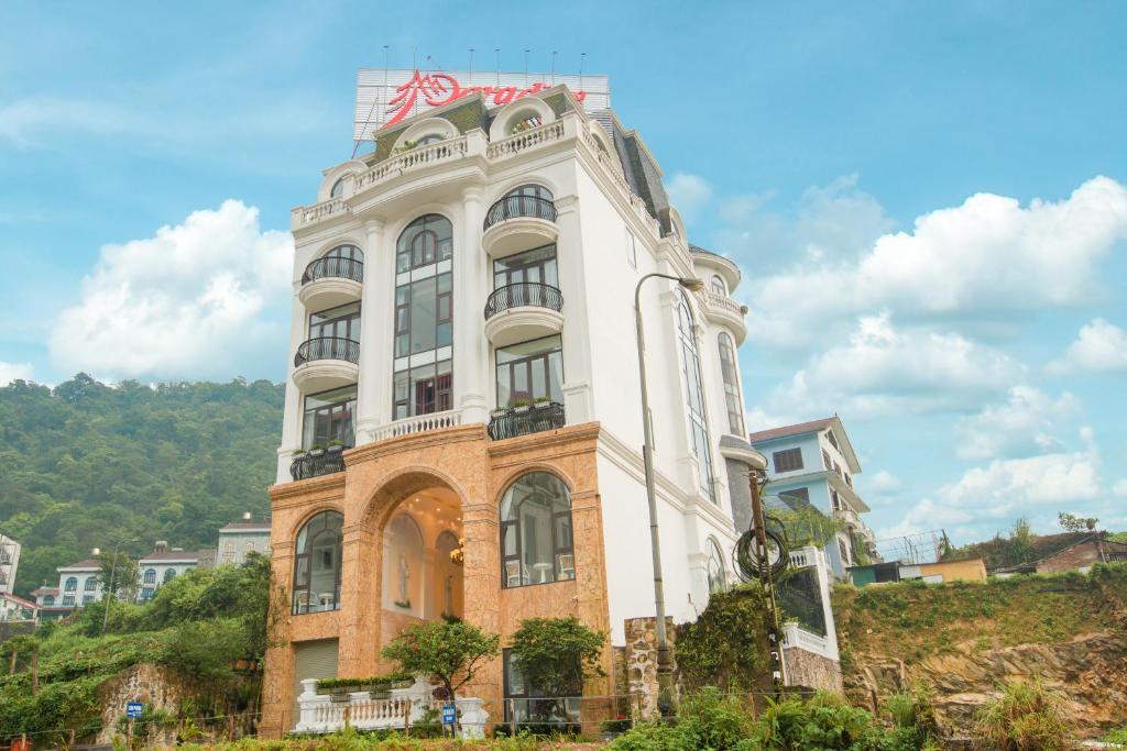 un grand bâtiment blanc au sommet d'une colline dans l'établissement PARADISE HOTEL, à Tam Ðảo