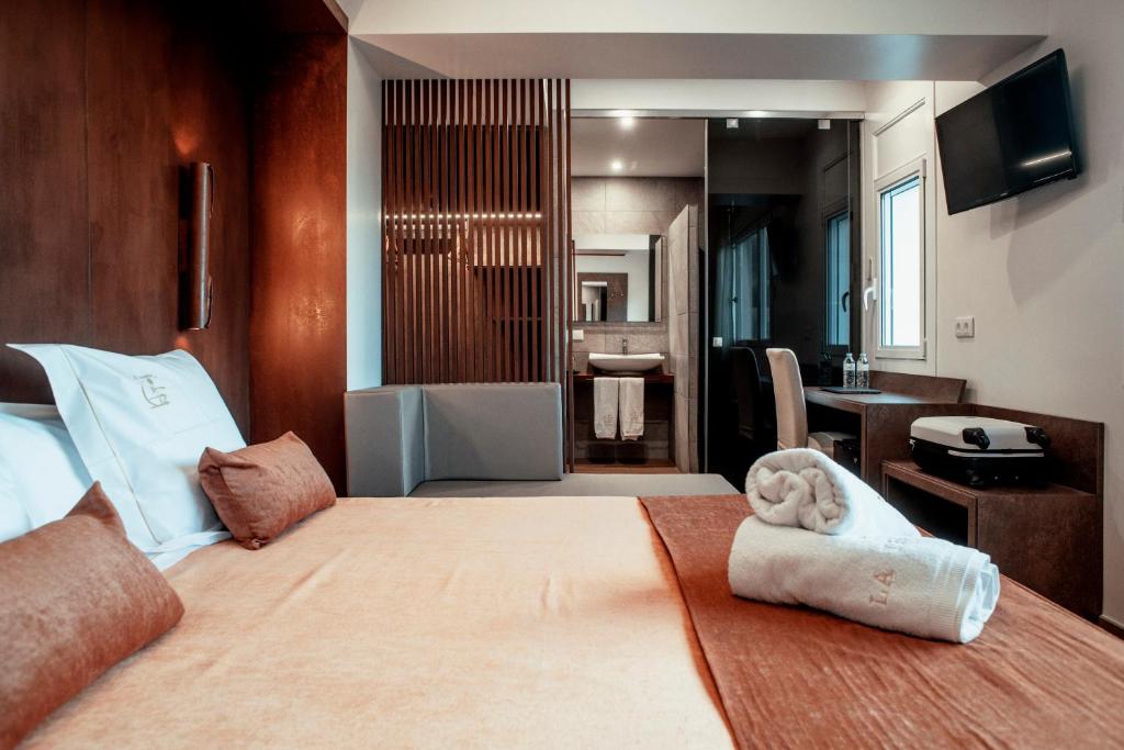 ein Schlafzimmer mit einem Bett und einem Handtuch darauf in der Unterkunft La Trobada Hotel Boutique in Ripoll