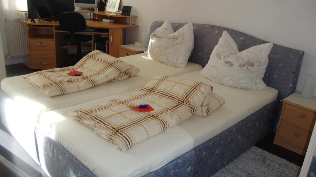 łóżko z dwoma poduszkami na górze w obiekcie Haus Aria w mieście Achenkirch