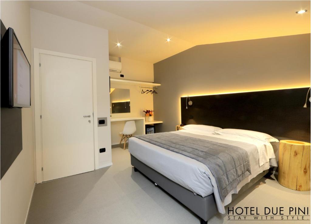 Hotel Due Pini tesisinde bir odada yatak veya yataklar