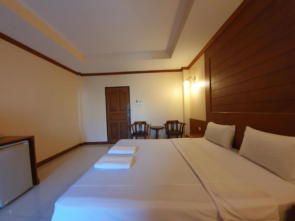 Postel nebo postele na pokoji v ubytování Baan JPN Hotel