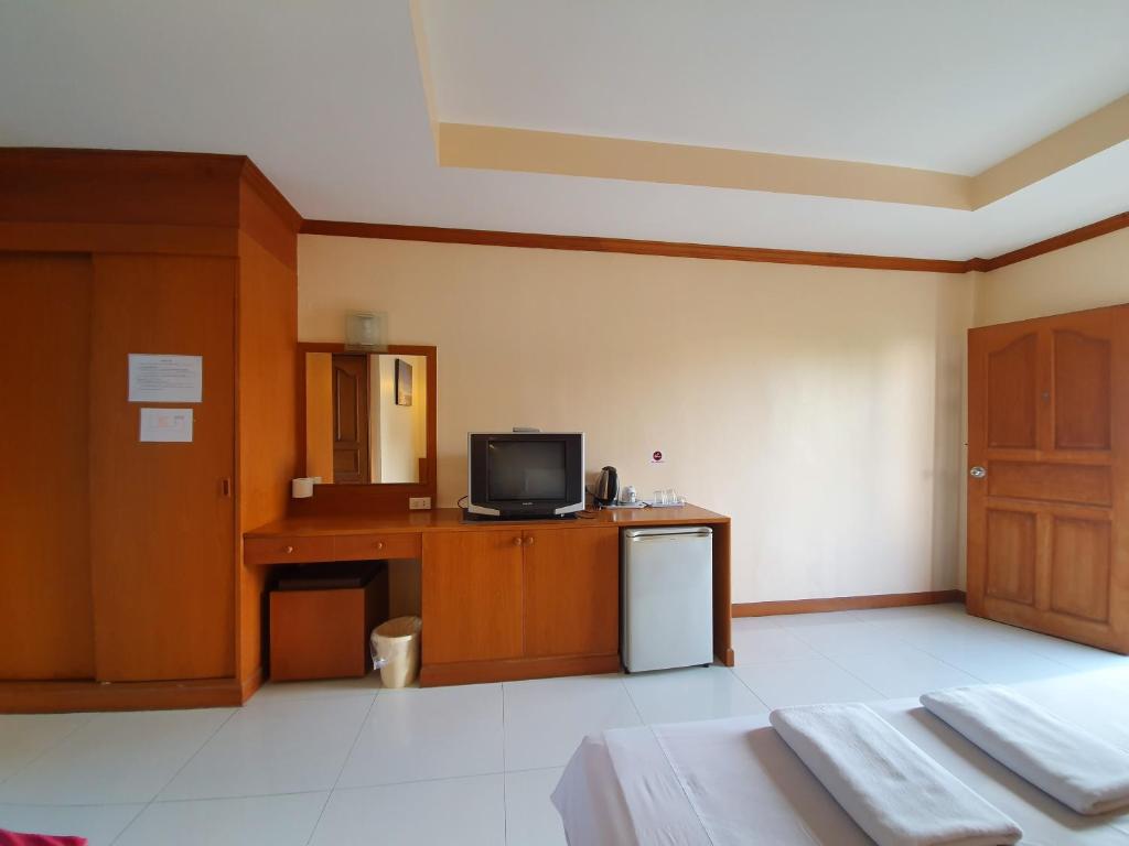 TV a/nebo společenská místnost v ubytování Baan JPN Hotel