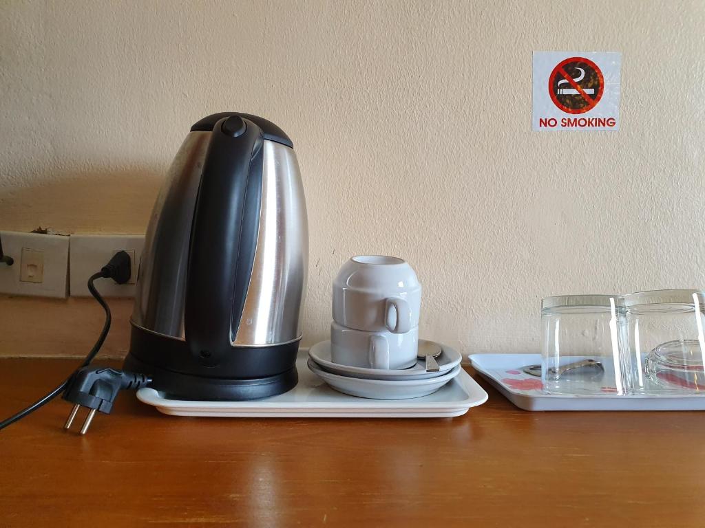 Příslušenství pro přípravu čaje a kávy v ubytování Baan JPN Hotel