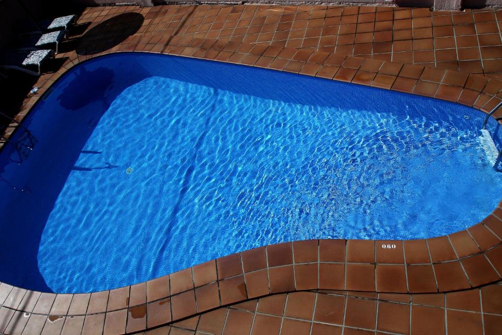 The swimming pool at or close to Apartamentos Coral Do Mar I
