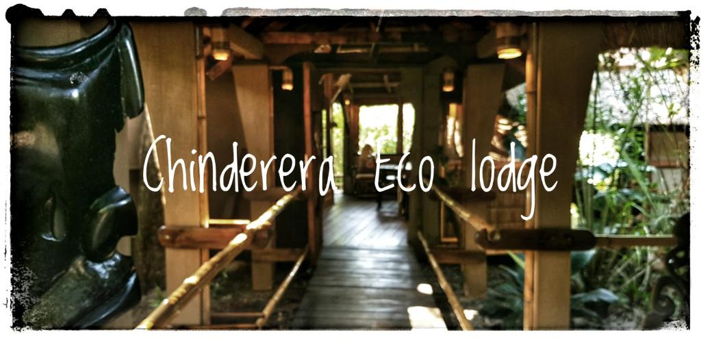 einen hölzernen Gehweg, der in ein Haus führt, mit den Worten "Enkelkinder Öko Lodge" in der Unterkunft Chinderera Eco Lodge in Manguzi