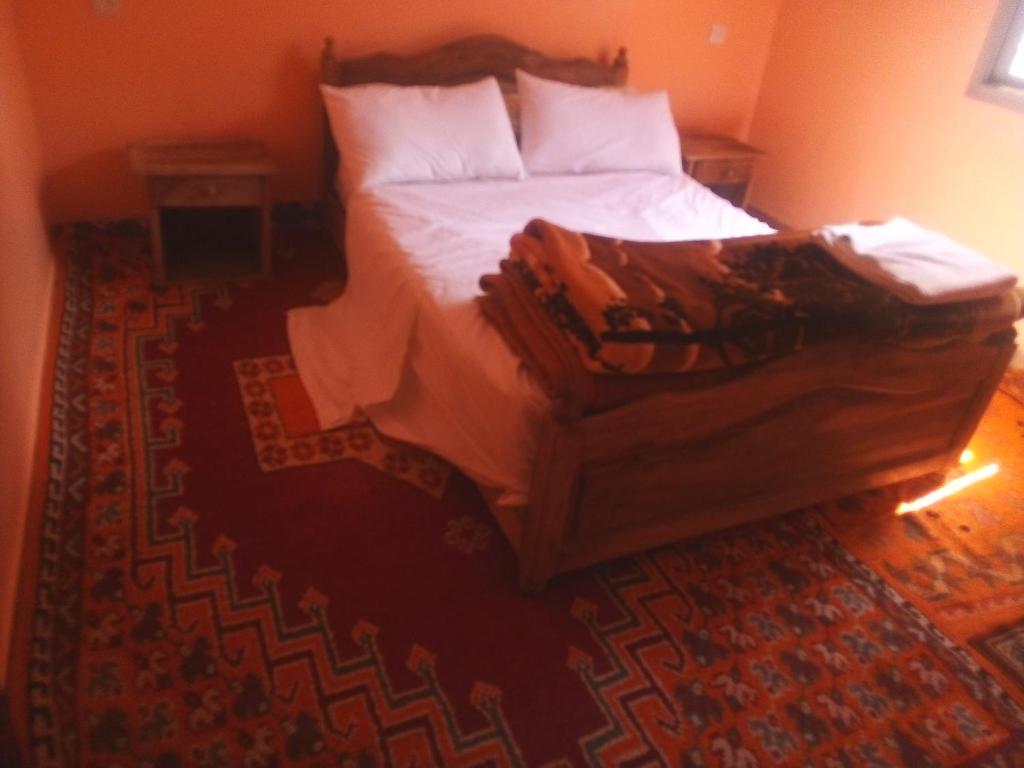 Postel nebo postele na pokoji v ubytování Tizi N Test LA BELLE VUE HOTEL Cafe Restaurant 2100M alt