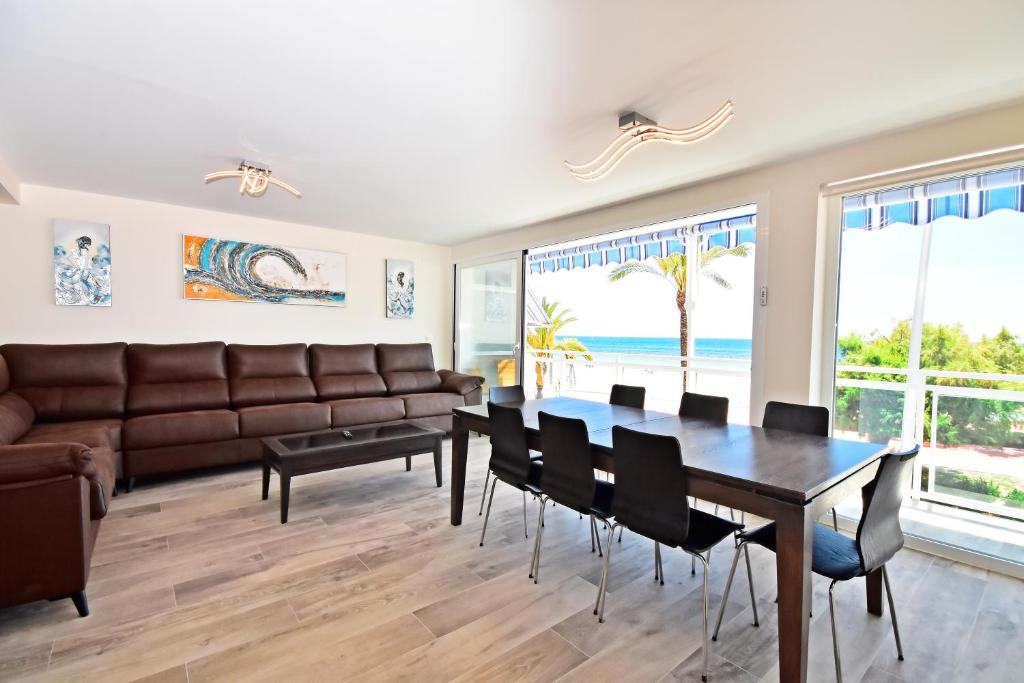 Posezení v ubytování GR LUXURY APARTMENT FIRST LINE BEACH