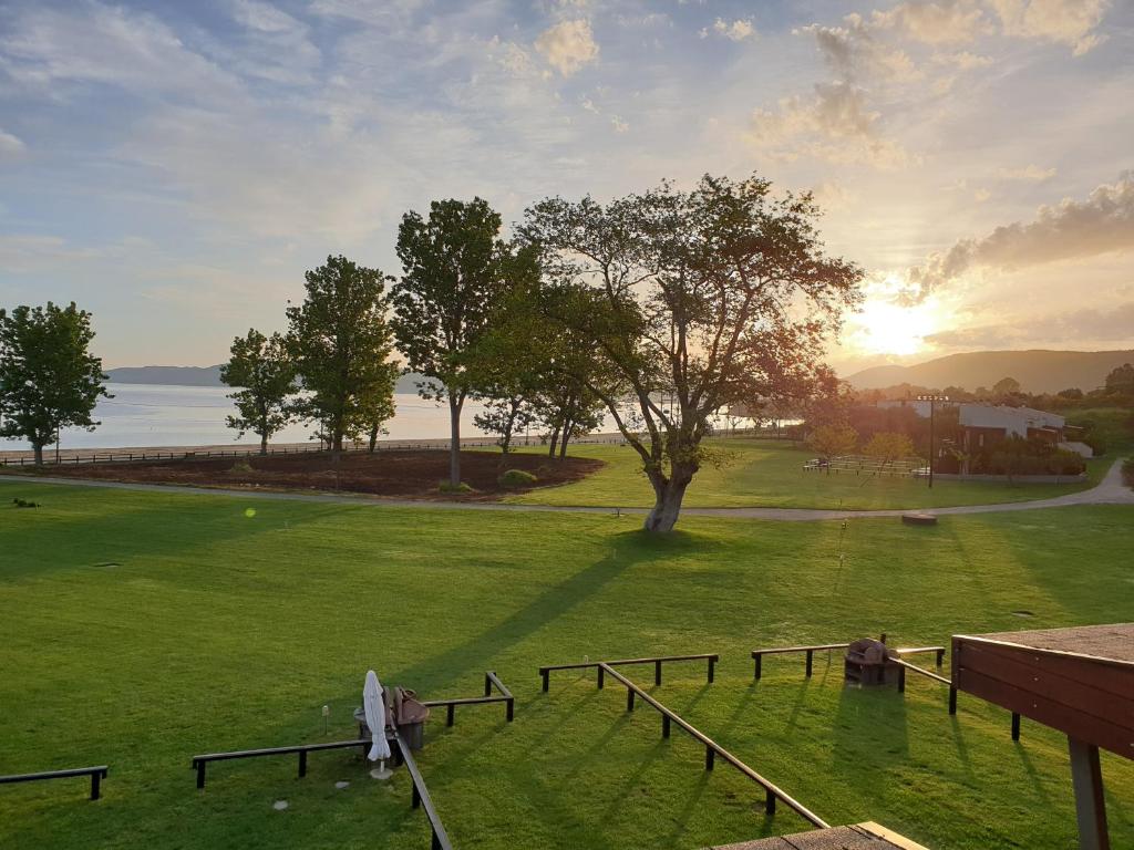 ネア・ローダにあるHeaven Luxury Villaの海を背景にゴルフコースの景色を望めます。
