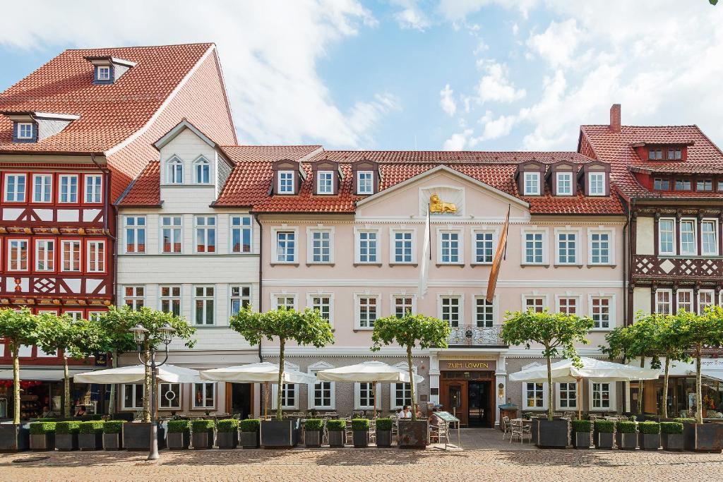 un gran edificio con árboles delante de él en Zum Löwen Design Hotel Resort & Spa en Duderstadt