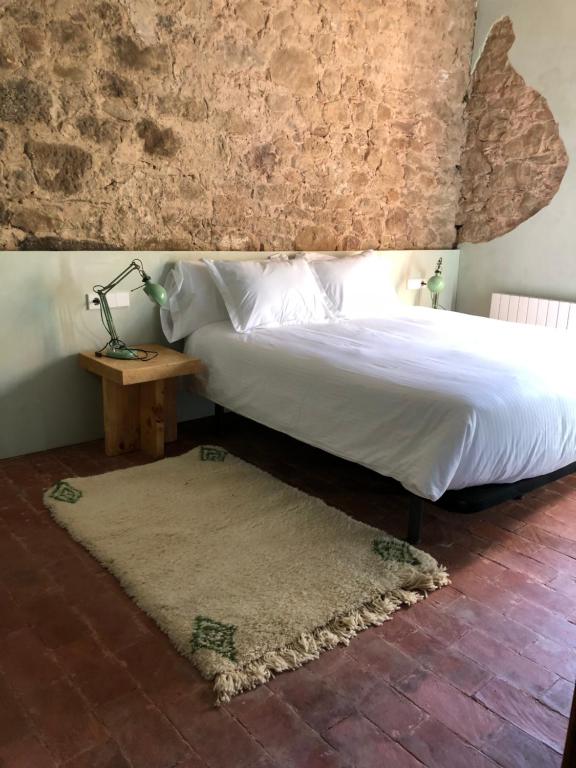 Postel nebo postele na pokoji v ubytování Hostal de Bianya