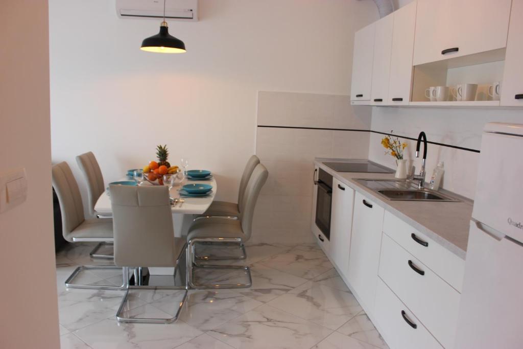 Kuchyň nebo kuchyňský kout v ubytování Apartments Jurić