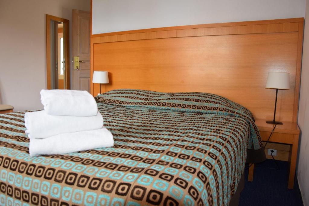 Postel nebo postele na pokoji v ubytování Hotel Le Provencal LogisHotels