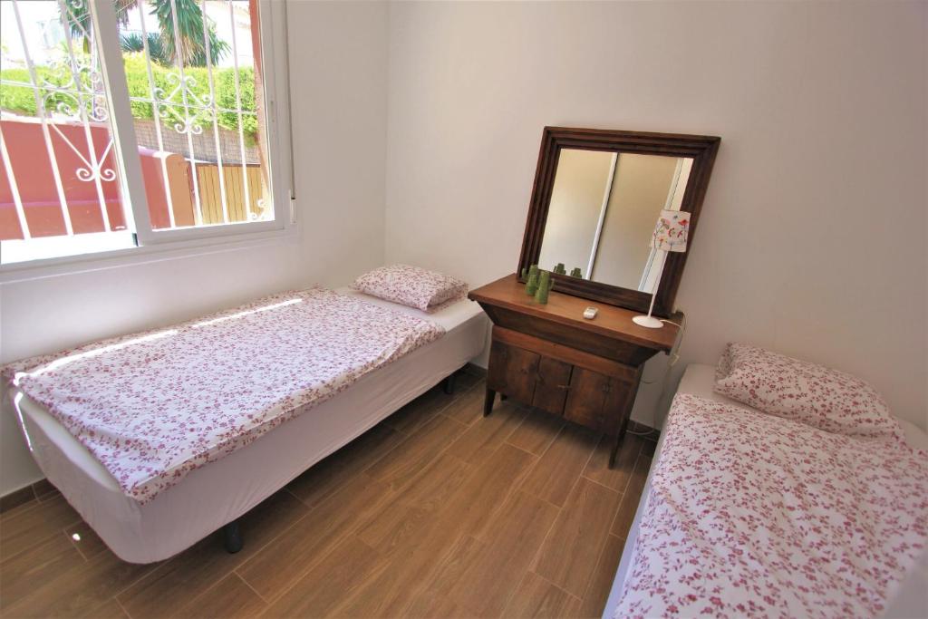 Postel nebo postele na pokoji v ubytování villa in puerto banus