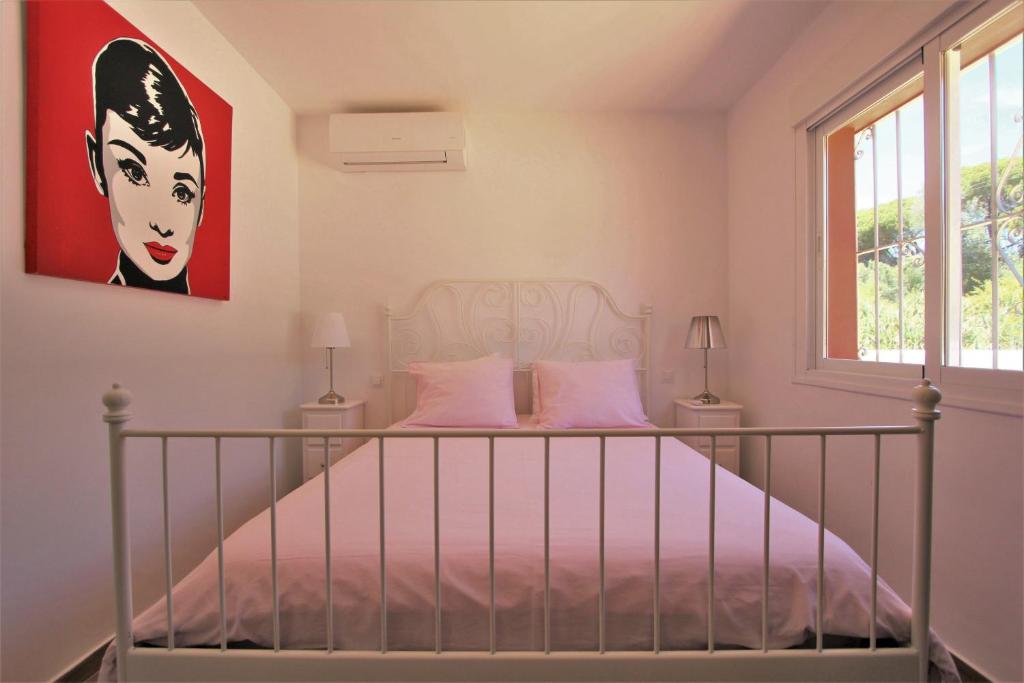 Postel nebo postele na pokoji v ubytování villa in puerto banus