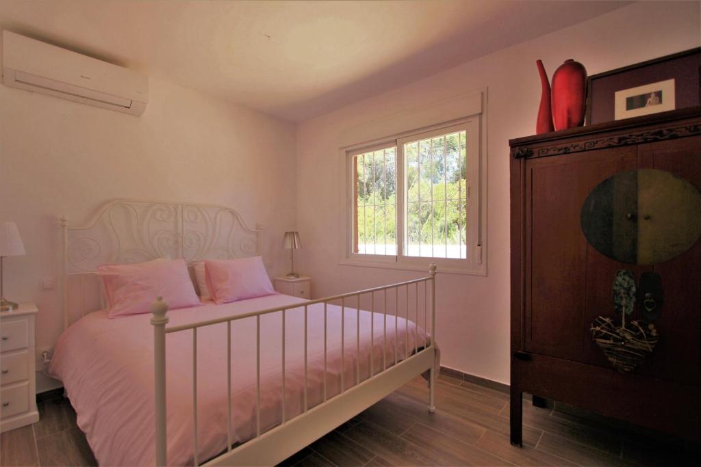 Postel nebo postele na pokoji v ubytování villa in puerto banus