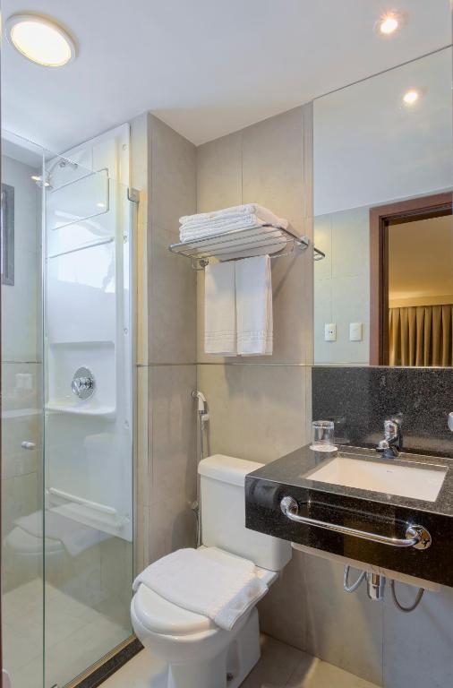 um banheiro com vaso sanitário, pia e chuveiro em Mercure Belem Boulevard em Belém