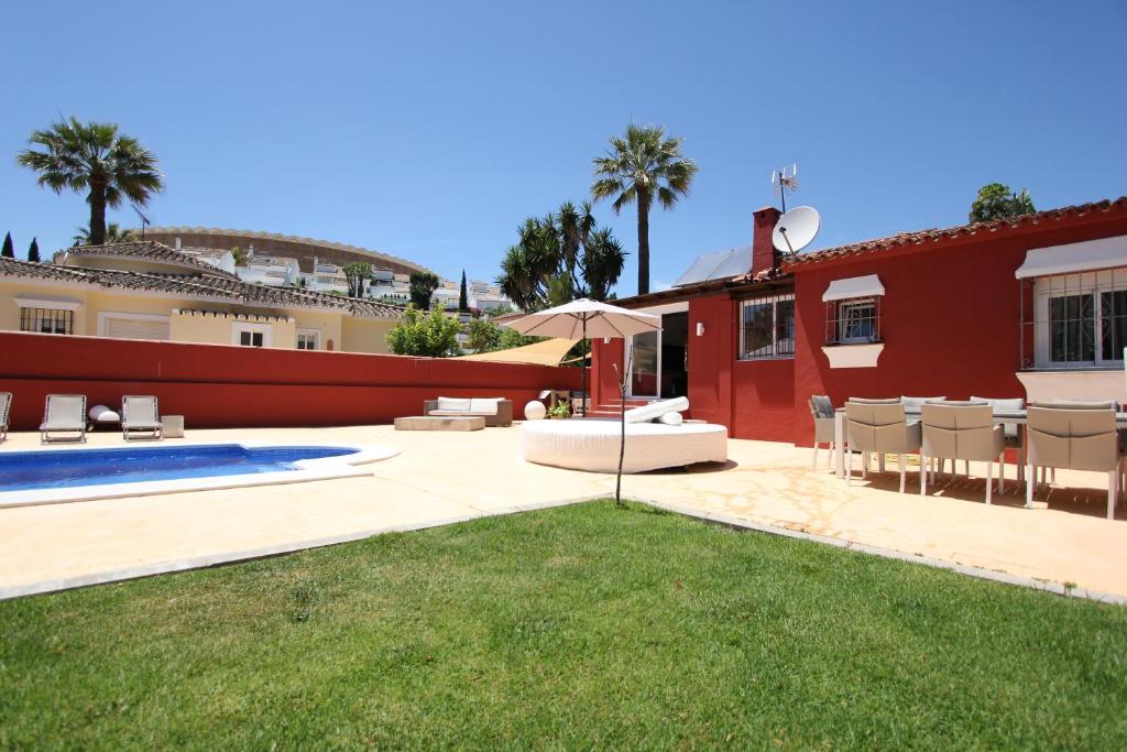 Bazén v ubytování villa in puerto banus nebo v jeho okolí