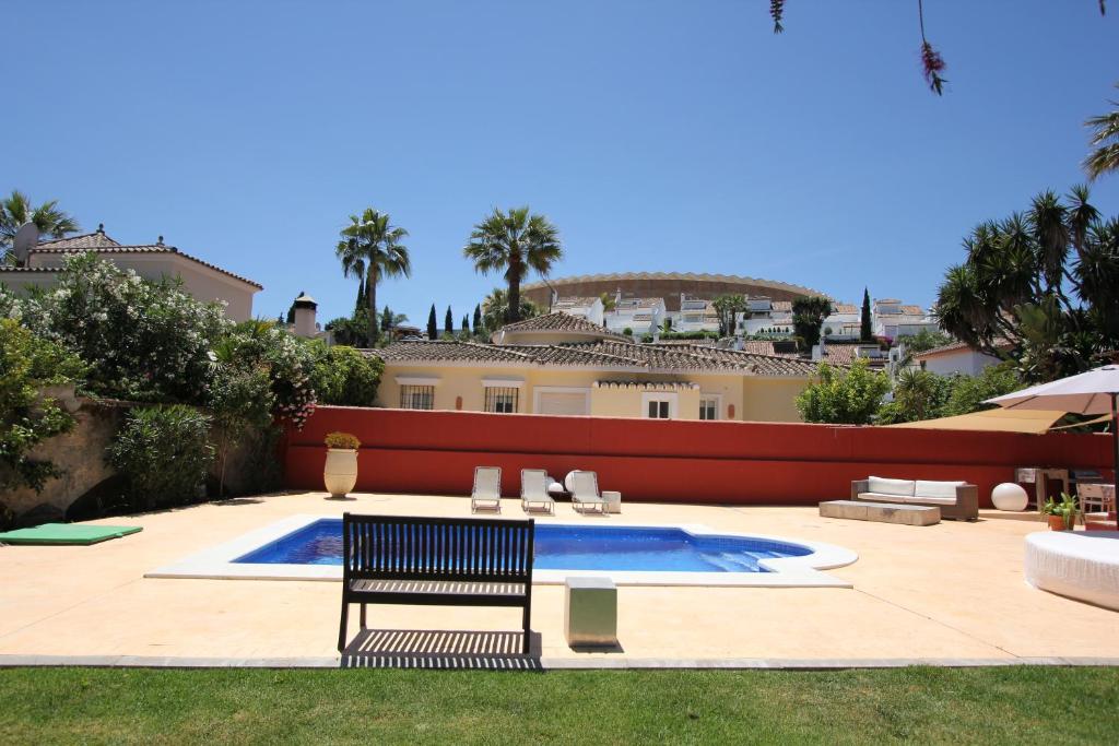 Bazén v ubytování villa in puerto banus nebo v jeho okolí